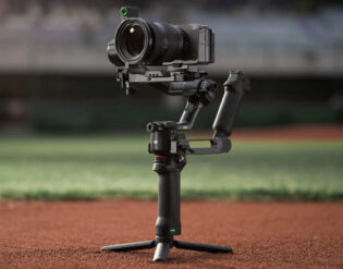 Стабілізатор DJI RS 5 на міні-триподі з камерою Sony Alpha, об'єктивом, смарт-модулем стеження та ручкою Briefcase Handle