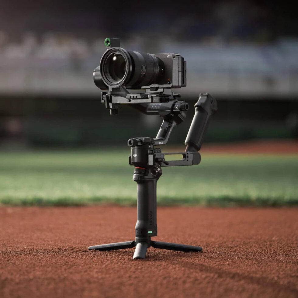 Стабілізатор DJI RS 5 на міні-триподі з камерою Sony Alpha, об'єктивом, смарт-модулем стеження та ручкою Briefcase Handle